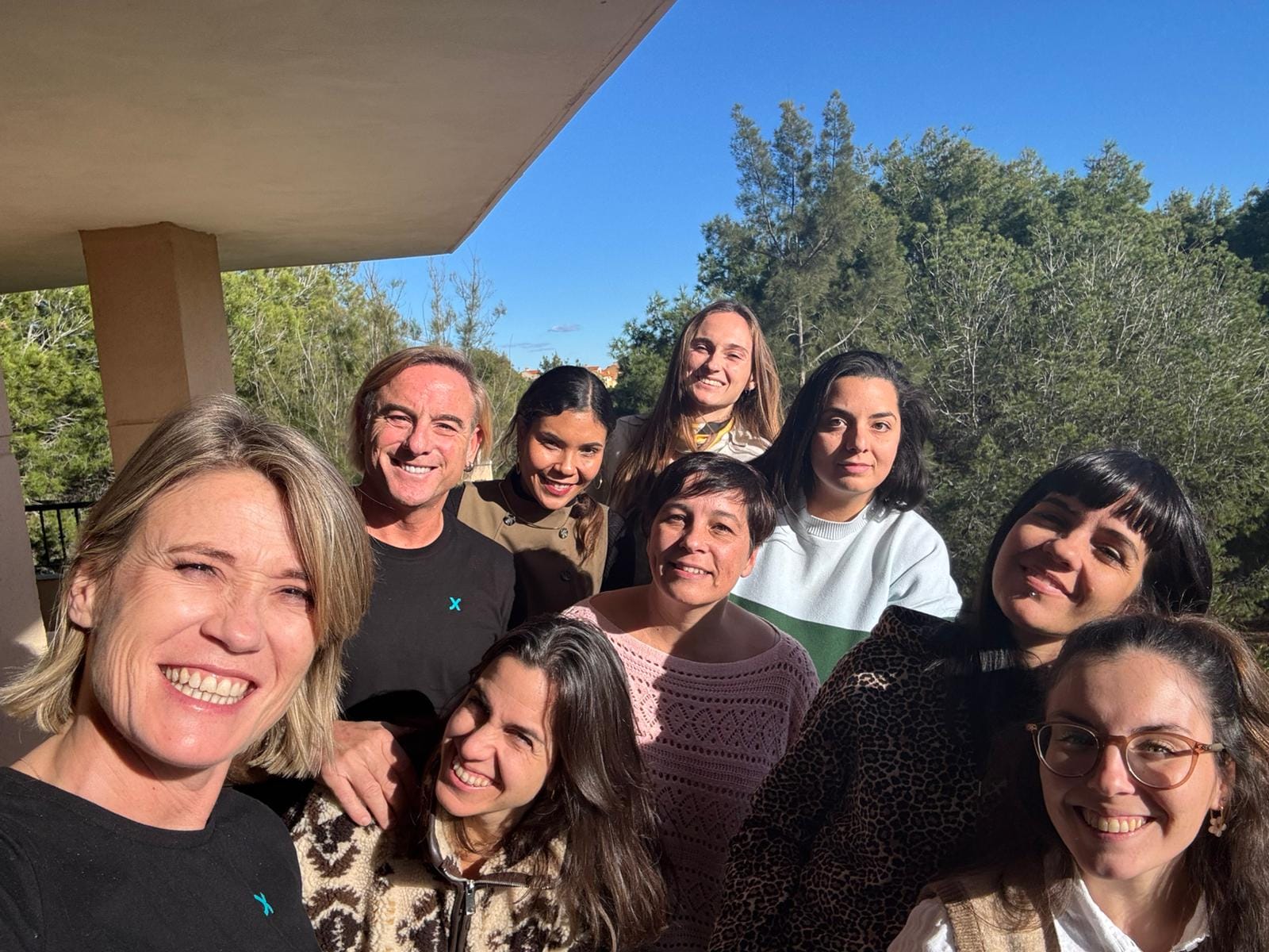 Equipo NEXIA en el balcón de la oficina