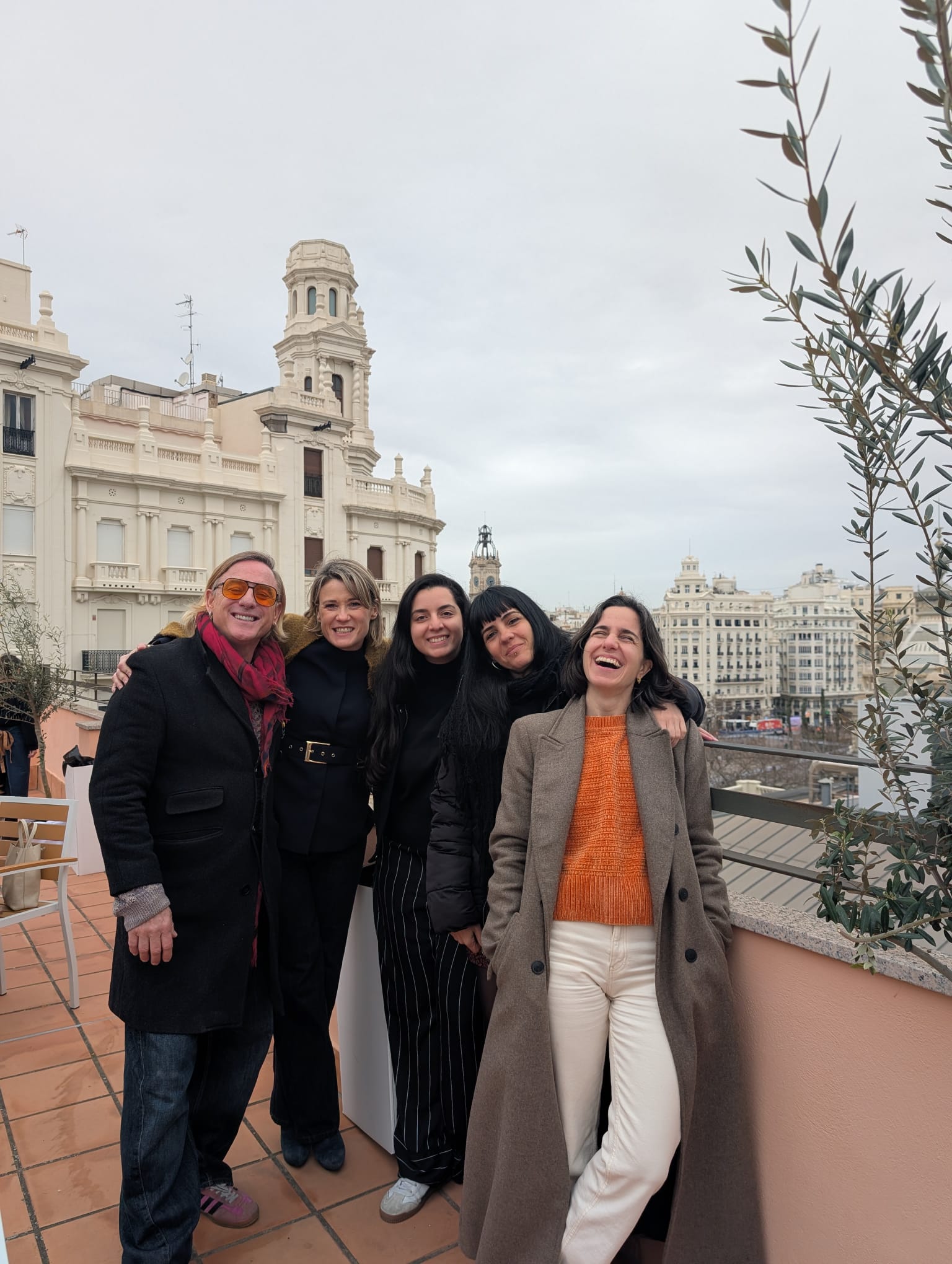 Equipo NEXIA en una terraza de Valencia
